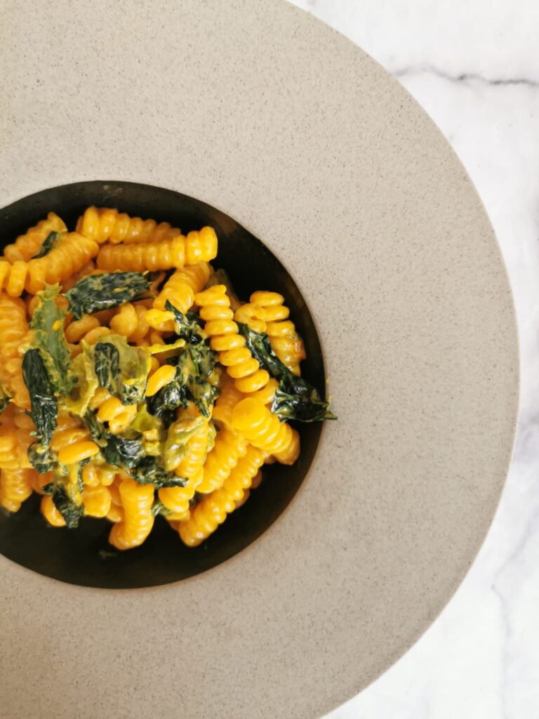 Fusilli bucati ai fiori di zucca, cavolo nero e zafferano